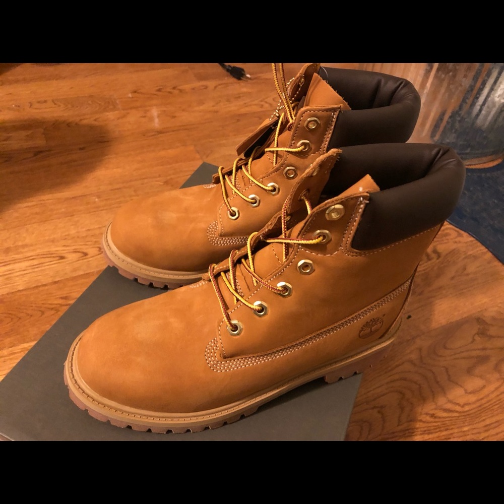 Juniors 6.5/woman’s 8/8.5 original Timberlands NWT